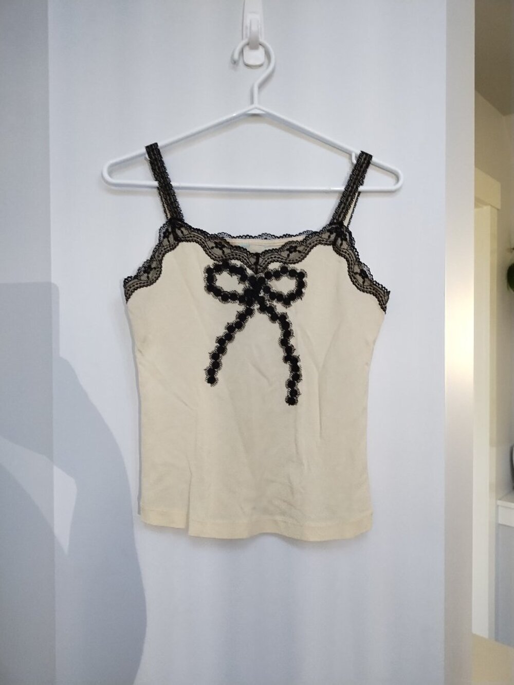 Cute tank with black lace accents